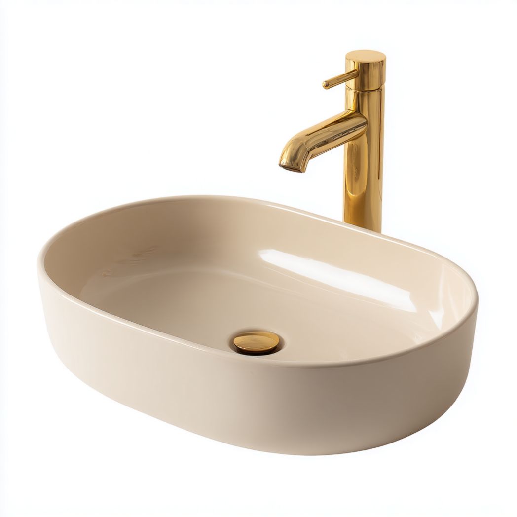 Lavabo da appoggio ovale in ceramica beige con rubinetto e piletta dorati